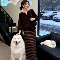 批发秋冬新款复古时尚V领针织衫上衣<b class='q'>女</b>宽松慵懒毛衣条纹半身裙两件套