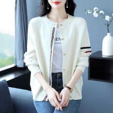 批发<b class='q'>文艺</b><b class='q'>范</b>圆领条纹休闲宽松针织开衫女秋冬新款单排扣显瘦百搭短外套