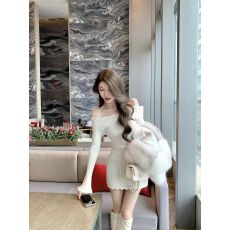 批发JustQin 12/8上【心动尤莉】2025秋冬新款一字肩收腰针织连衣裙女