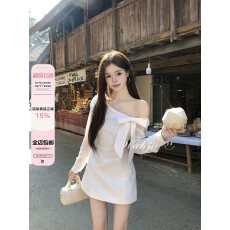 批发画解WAHJU【气质<b class='q'>春</b>游】不规则领口设计收腰感斜肩白色连衣裙