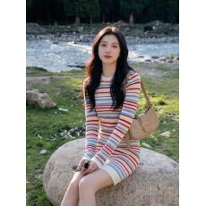 批发秋冬季甜美气质圆领长袖彩虹条纹连衣裙显瘦中长款外穿毛衣打底裙