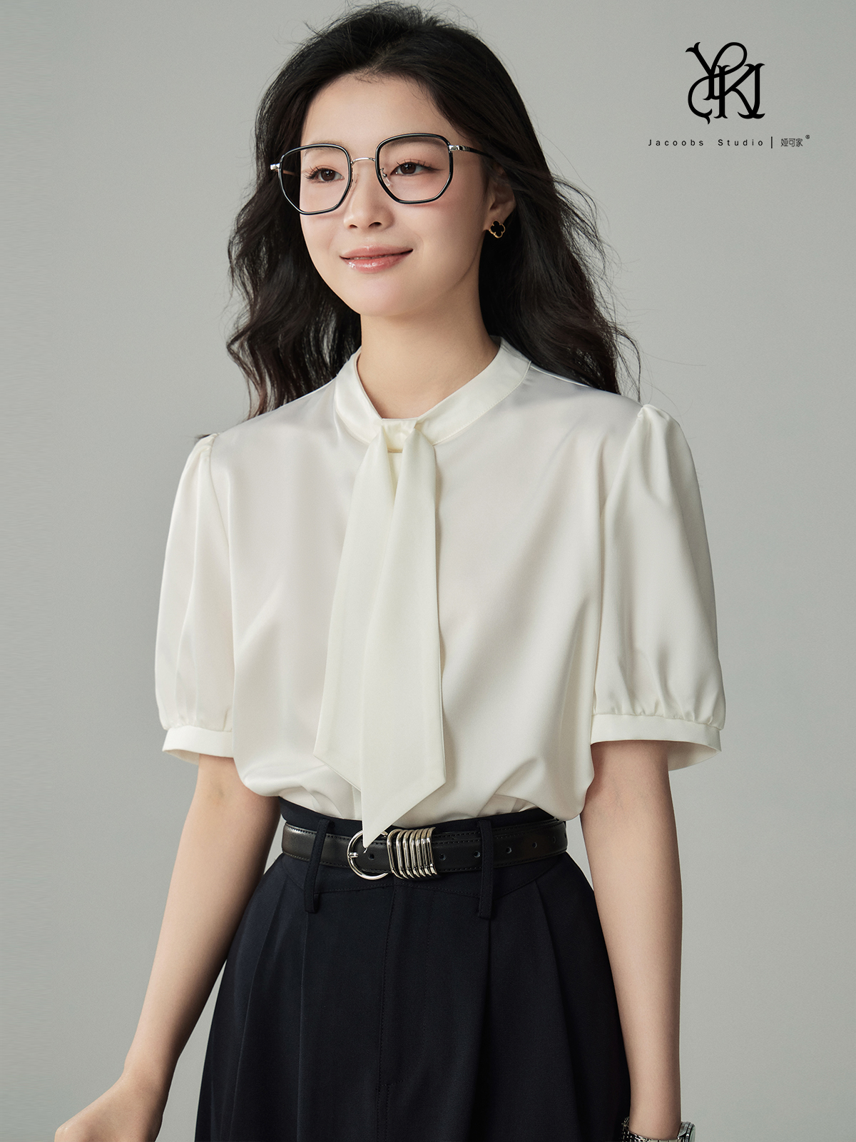 인터넷 그림 화이트 새틴 반팔 여성 셔츠 디자인 센스 작은 대중 빛 요리 한 항구 바람 리본 출퇴근 경력 셔츠