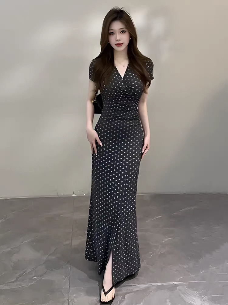 지금 빅 사이즈 여성 의류 프랑스식 레트로 꽃무늬 반팔 V넥 여성 드레스 2026 새로운 여름 주름 품격 열기