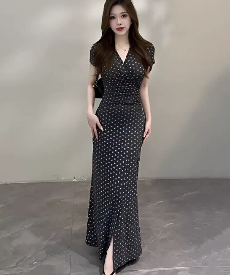 지금 빅 사이즈 여성 의류 프랑스식 레트로 꽃무늬 반팔 V넥 여성 드레스 2026 새로운 여름 주름 품격 열기