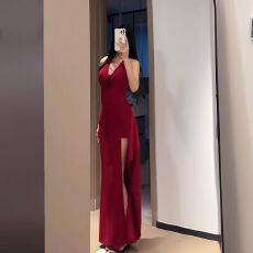 批发GilAt <b class='q'>红色</b>挂脖V领连衣裙女绝美高级<b class='q'>小礼服</b>性感开叉修身长裙
