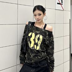 批发美式<b class='q'>街头</b>迷彩辣妹斜领收腰长袖T恤女新款秋季露肩上衣