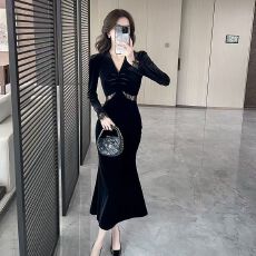 批发法式气质v领蕾丝拼接丝绒<b class='q'>连衣裙</b>女秋冬高级感收腰显瘦鱼尾长裙子