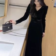 批发网红爆款时尚丝绒<b class='q'>连衣裙</b>女2025秋冬新款气质V领显瘦女神中长裙子