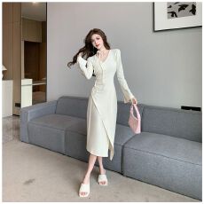 批发法式温柔风<b class='q'>长袖</b>挂脖<b class='q'>连衣裙</b>2025秋冬新款高级感穿搭收腰显瘦中长裙