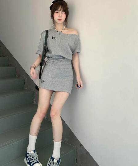 한 부서 느긋한 바람 캐주얼 스포츠 슈트 여성 여름 패션 쇼트 스타일 비스듬한 어깨 반팔 미니 스커트 작은 키 투피스 세트