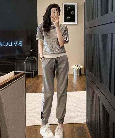 2026 년 인터넷 유명인 새로운 루즈핏 연령 감소 패션 튀김 거리 반팔 웨이 바지 캐주얼 투피스 세트 외국 가스 세트