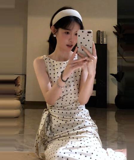 프랑스식 도트 무늬 민소매 여성 드레스 여름 고급 센스 품격 몸매 가꾸기 허리 수축 작은 키 타이트 스커트 중간 길이 치마