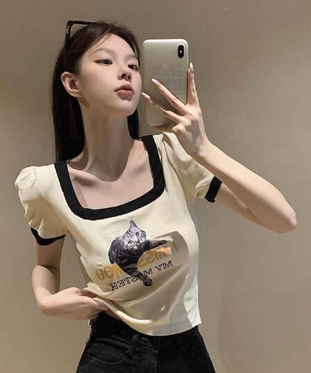 쇼트 스타일 아메리칸 레트로 몸매 가꾸기 작은 대중 프린트 검정색 광장 칼라 긍정적 인 어깨 반팔 티셔츠 여성 여름 맨위