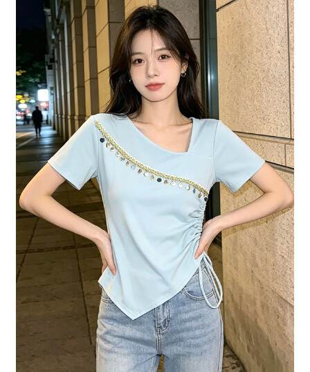 측면 펌프 로프 디자인 센스 맨위 2026 새로운 여름 비스듬한 칼라 긍정적 인 어깨 불규칙 몸매 가꾸기 스팽글 반팔 티셔츠