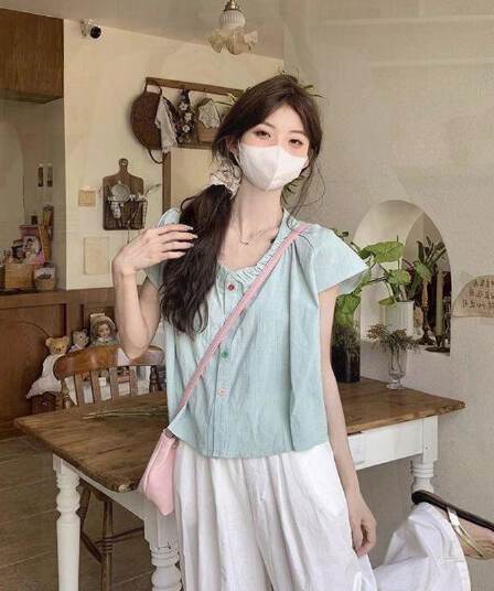 원본 솜씨 색상 버클 반팔 셔츠 2026 새로운 여성 여름 작은 키 V넥 Feifei 소매 Chic 맨위