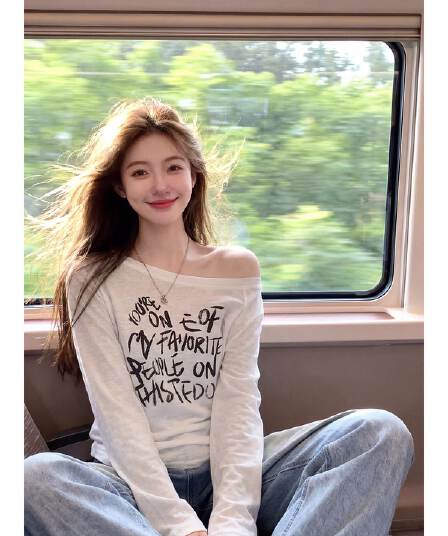 눈꽃 면 65 면 35 폴리 에스터 2026 가을 새로운 아메리칸 핫걸 프린트 비스듬한 어깨 슬림해 보이는 긴팔 티셔츠 맨위