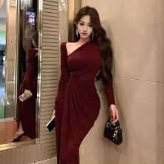 批发酒红色斜肩褶皱长袖<b class='q'>连衣裙</b>女气质<b class='q'>修身</b>包臀开衩礼服
