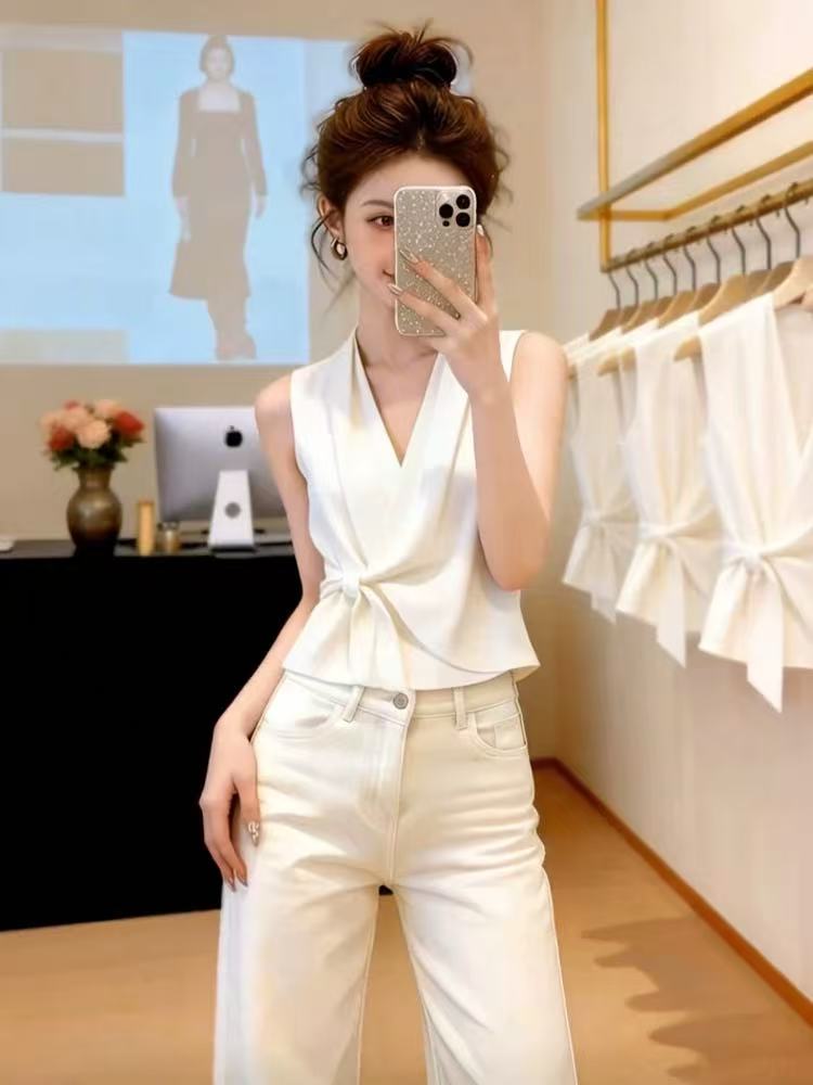 품격 새틴 허리 수축 민소매 여성 셔츠 2026 여름 새로운 디자인 센스 십자가 스트랩 패션 조끼 맨위