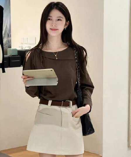 오프숄더 디자인 센스 긴팔 여성 셔츠 2026 이른 가을 새로운 새로운 한 부서 품격 루즈핏 슬림해 보이는 셔츠 맨위