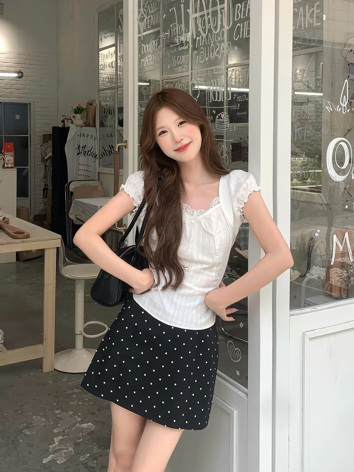 여름 ootd 핫걸 착용 가져 가라. 세트 화이트 레이스 긍정적 인 어깨 반팔 검정색 슬림해 보이는 도트 무늬 반신 스커트 투피스 세트