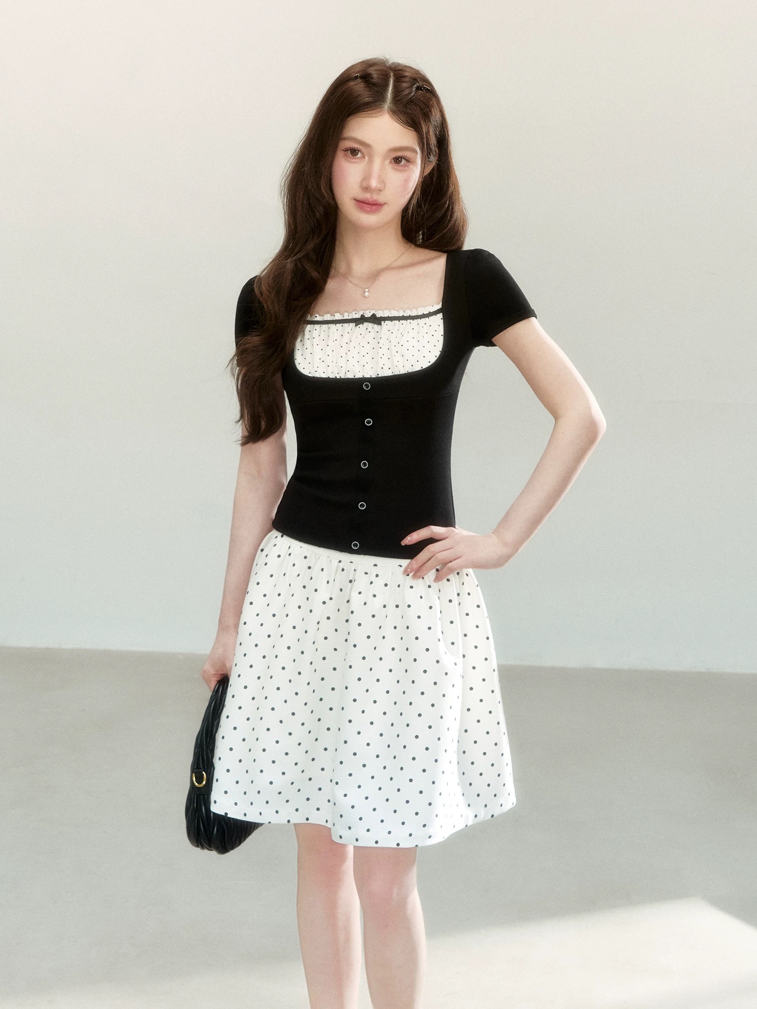 qdqd 달콤한 차가운 학원 스타일 높음 폭탄 니트 패치워크 도트 무늬 반팔 여름 새로운 허리 수축 슬림해 보이는 검정색 티셔츠