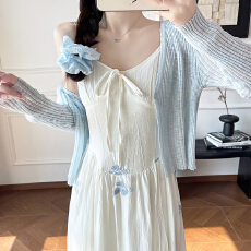 批发实拍2026春夏季新款法式V领显瘦优雅绣花气质吊带连衣裙女