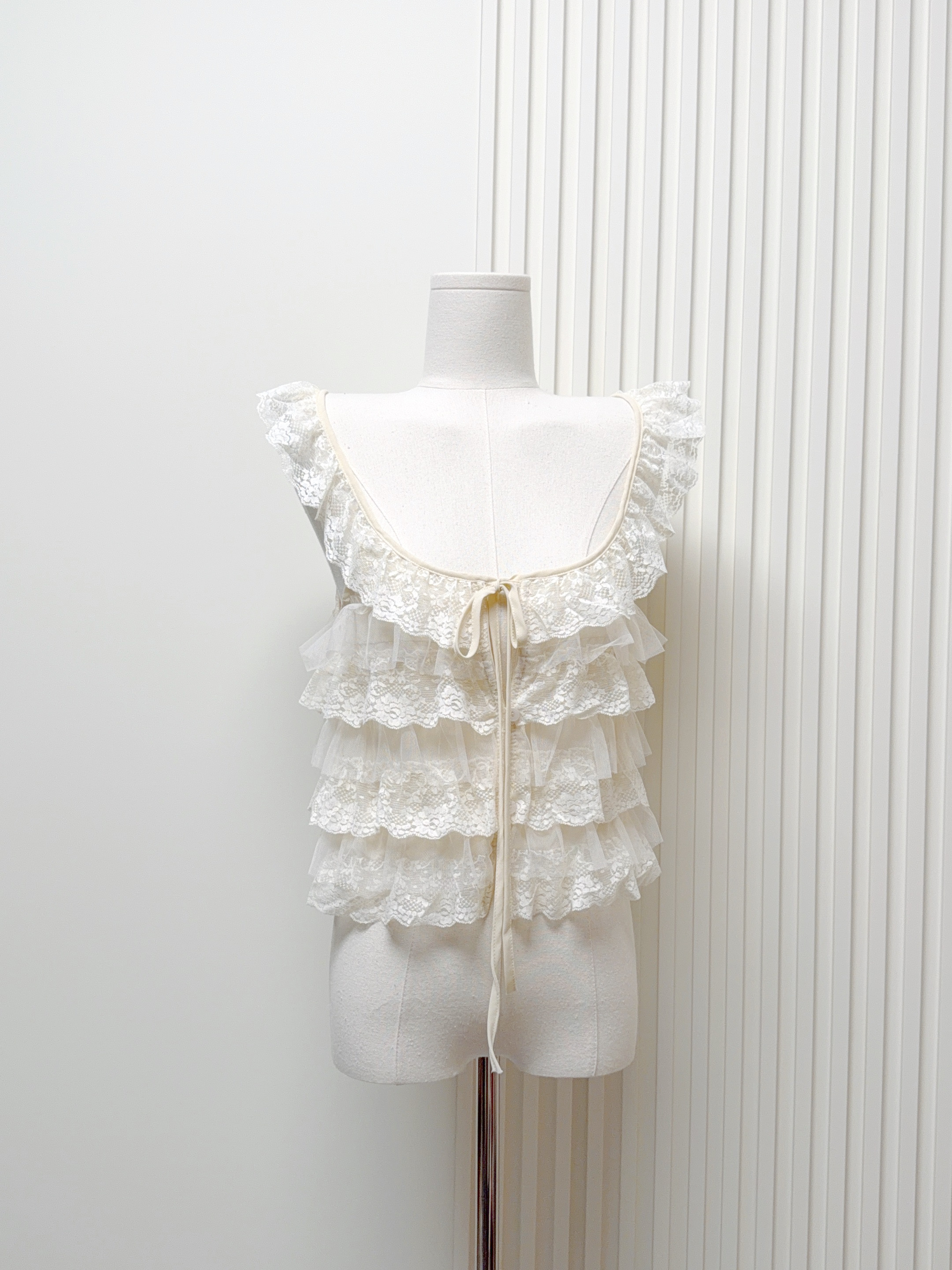 프랑스식 화이트 레이스 프릴 캐미솔 여성 의류 여름 순수한 욕망 바람 쇼트 스타일 몸매 가꾸기 슬림해 보이는 외출용 맨위