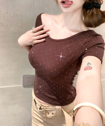 아메리칸 레트로 핫픽스 비스듬한 어깨 반팔 티셔츠 여름 새로운 디자인 센스 몸매 가꾸기 순수한 욕망 핫걸 오프숄더 슬림해 보이는 맨위
