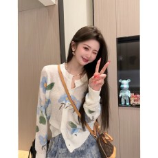 批发春季新款设计感<b class='q'>针织</b>衫<b class='q'>开衫</b>女长袖白色花朵图案大码上衣女