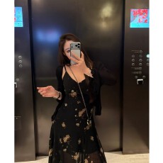 批发大码女装奥汀的玫瑰茶歇黑底碎花吊带<b class='q'>连衣裙</b>