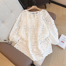 批发实拍大码女装高级感重工新款设计感时髦立体花中袖镂空洋气上衣