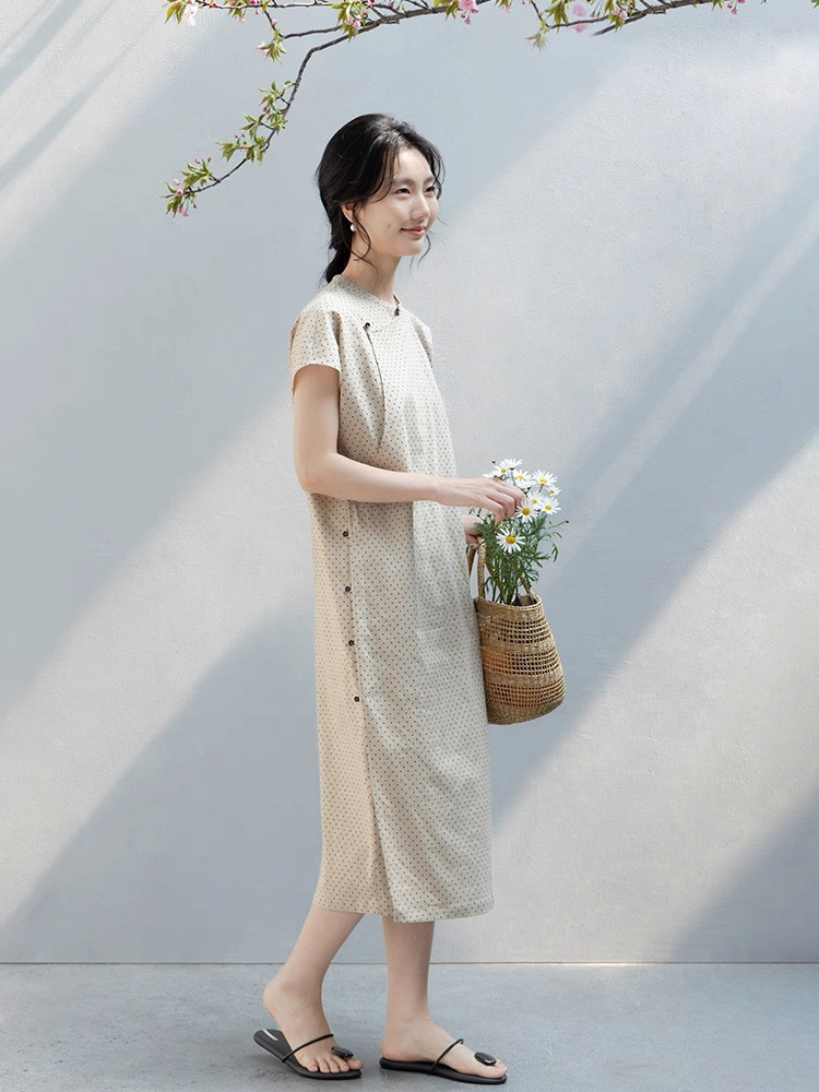 문예 품격 리넨 면화 작은 도트 무늬 프린트 드레스 2026 여름 새로운 중식 슬림해 보이는 치파오 중간 길이 스커트