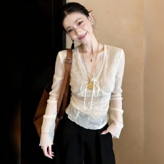 法式设计感别致V领长袖蕾丝衫女时髦洋气修身显瘦微透打底衫上衣