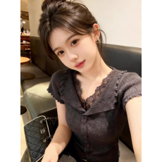 批发灰色蕾丝花边拼接<b class='q'>翻领</b>木耳边修身短袖T恤女夏季2026超火减龄上衣