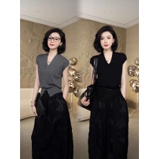 批发高级感灰色V领薄款<b class='q'>针织衫</b>针织短袖<b class='q'>女</b>2025新款夏季设计感开叉上衣