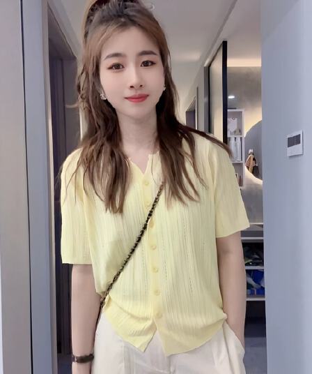 V넥 루즈핏 반팔 티셔츠 여성 여름 2026 새로운 미니멀리즘 슬림해 보이는 얇은 스타일 품격 연령 감소 니트 스웨터 맨위