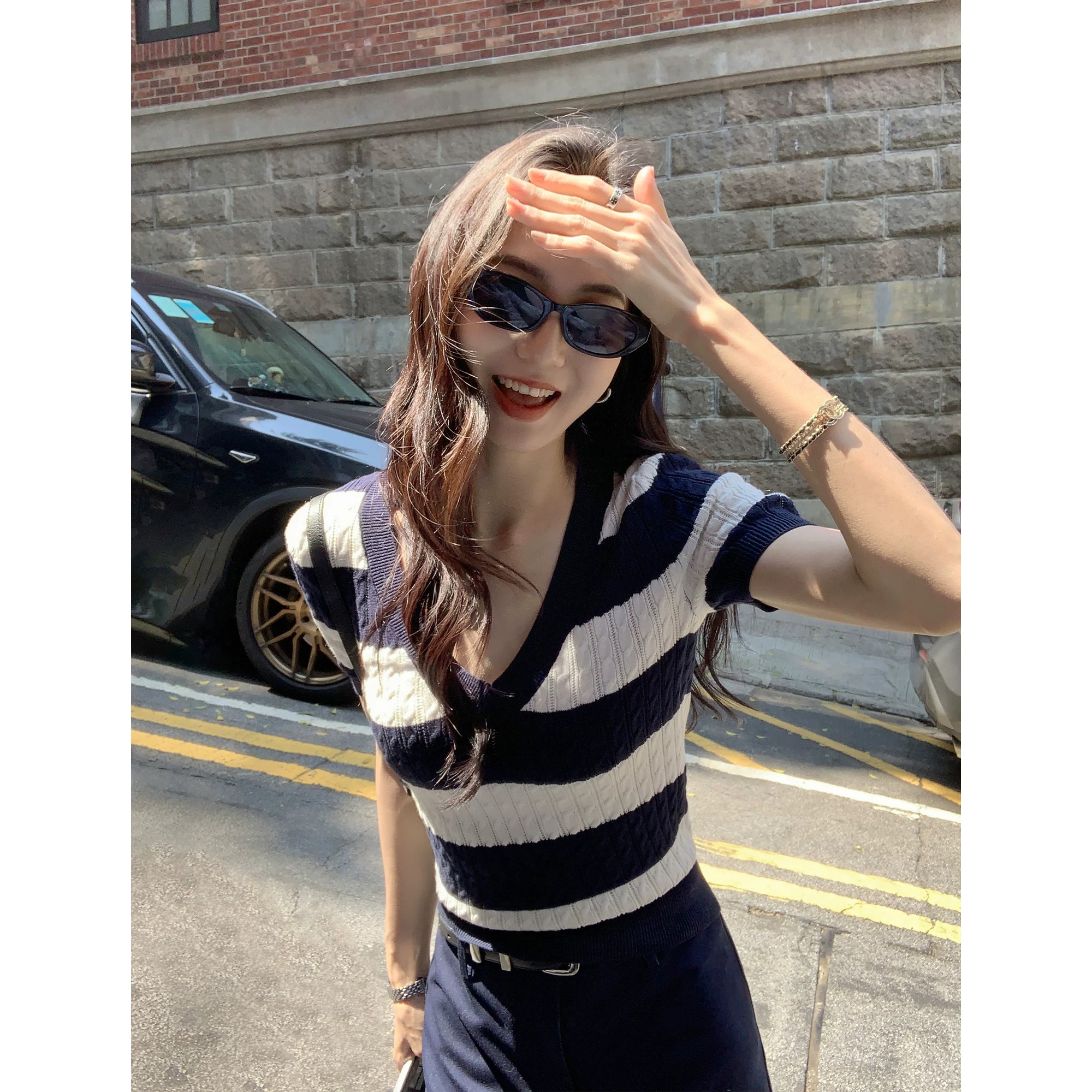 mulvan 오스트리아 시분할 스트라이프 V넥 풀오버 맨위 반팔 여성 여름 레트로 꽈배기 슬림해 보이는 스웨터