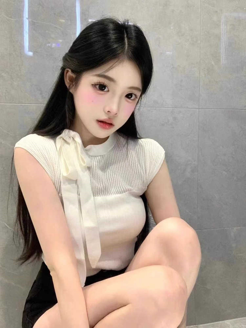 리본 스트랩 디자인 센스 작은 대중 화이트 라운드 넥 반팔 티셔츠 여성 2026 여름 새로운 품격 니트 맨위