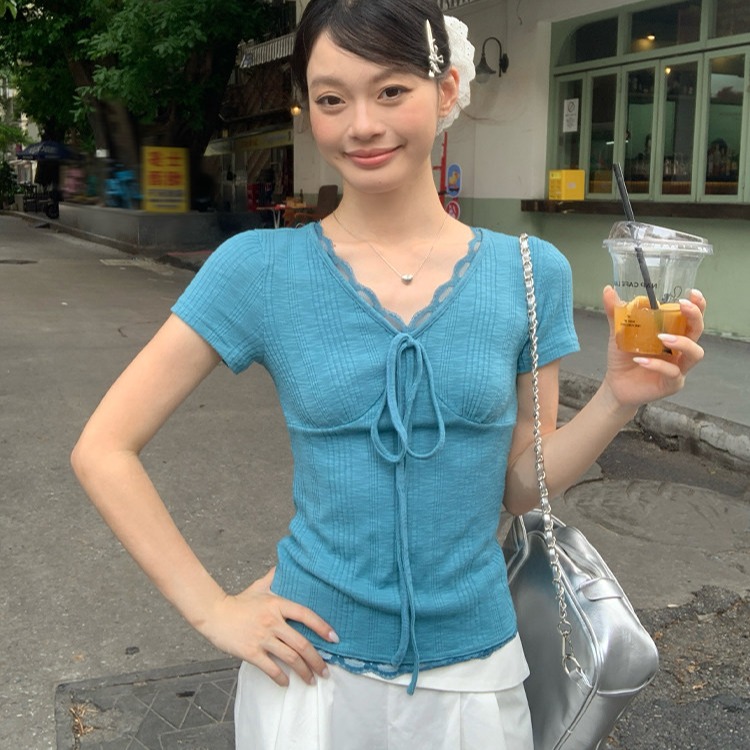 송 긍정적 인 En 파란색 V넥 레이스 레이스 반팔 티셔츠 여성 여름 고급 센스 슈퍼 잘 생긴 몸매 가꾸기 디스플레이 얇고 작은 맨위