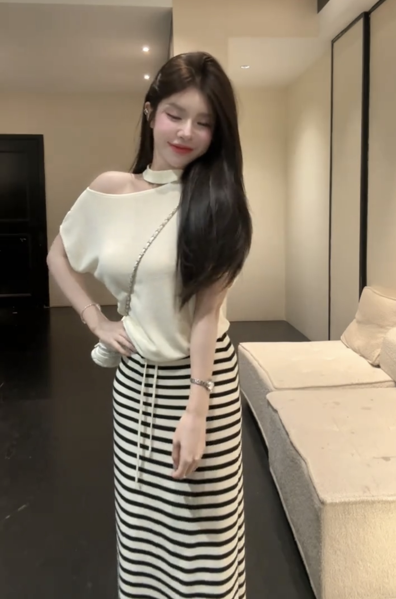 huihui 한 부서 행침 목 오프숄더 티셔츠 불규칙 맨위 가져 가라. 스트라이프 반신 치마 세트 여성 l06
