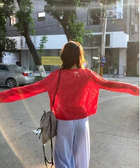 빨간색 얼음 실크 자외선 차단 오픈 가디건 여성 여름 얇은 스타일 외부 가져 가라. 니트 재킷 뒤로 나비 매듭 자수 에어컨 맨위