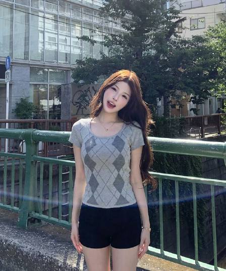 순수한 욕망 바람 살구 색상 라운드 넥 링 그리드 니트 스웨터 여성 의류 2026 여름 Chic 다용도 슬림해 보이는 반팔 맨위