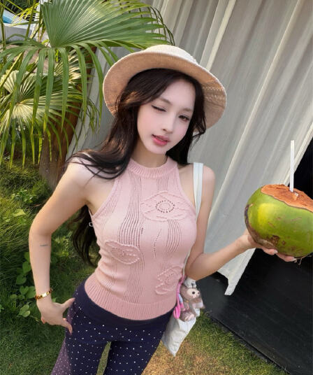 프랑스식 화이트 홀로우 아웃 트위스트 꽃 니트 행침 목 조끼 여성 여름 새로운 몸매 가꾸기 슬림해 보이는 민소매 쇼트 스타일 맨위