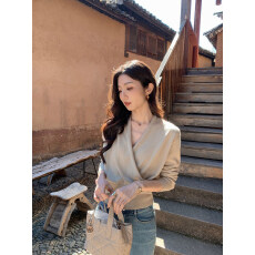 批发MULVAN 松弛老钱调 设计感交叉针织<b class='q'>衫</b>女套头v领毛衣气质上衣