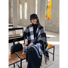 批发实拍大码女装<b class='q'>秋</b>冬高级感披肩外套加厚保暖斗篷外搭连衣裙两件套装