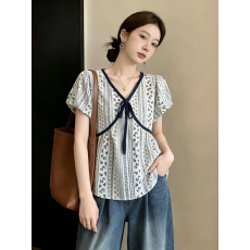 批发大码女装<b class='q'>夏</b>季甜美v领拼接花边泡泡袖上衣胖mm设计感显瘦百搭衬衫