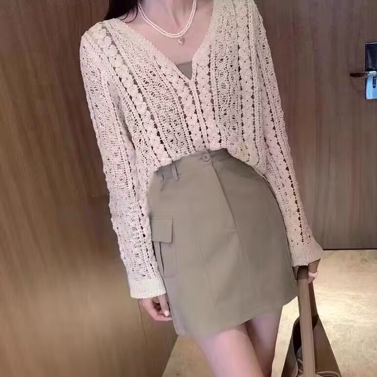 한국 스타일 봄과 가을 홀로우 아웃 자수 V넥 니트 스웨터 여성 가위 칼라 자수 긴팔 디자인 외부 가져 가라. 자외선 차단 맨위