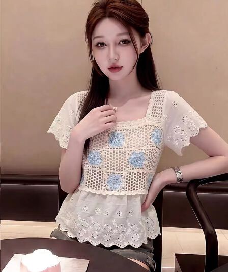 디자인 센스 작은 대중 자수 홀로우 아웃 광장 칼라 반팔 니트 스웨터 여성 여름 달콤한 핫걸 쇼트 스타일 루즈핏 작은 셔츠 맨위
