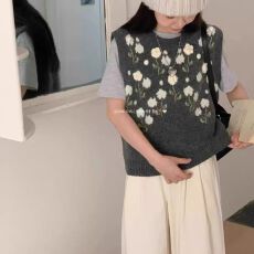 批发韩系<b class='q'>甜美</b>风立体花朵针织马甲背心女秋季新款宽松叠穿百搭毛衣马夹