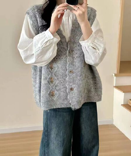2026 이른 가을 새로운 V넥 니트 조끼 여자 민소매 오픈 가디건 조끼 스택 착용 자수 민소매 스웨터 어깨 여성